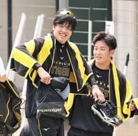 　練習の合間、笑顔を見せる才木。右は伊原