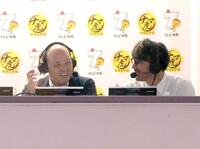実況席からゲームを観戦する岡田オーナー付顧問（左）＝撮影・立川洋一郎