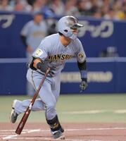 ４回、中前打を放つ前川（撮影・西田忠信）