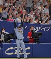 ８回阪神１死一、二塁、阪神・佐藤輝明の３ランに両手を突き上げ喜ぶ阪神・高橋遥人＝バンテリンドーム（撮影・西田忠信）