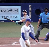 ８回、センターバックスクリーンへ３ランを放つ佐藤輝（撮影・立川洋一郎）