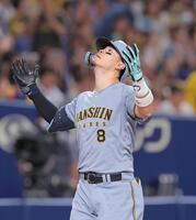８回、３ランを放ち両手を広げて生還する佐藤輝（撮影・西田忠信）