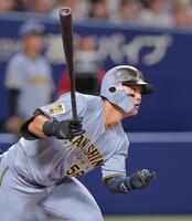 ８回阪神２死、右前打を放つ阪神・前川右京＝バンテリンドーム（撮影・西田忠信）