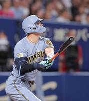 ８回、３ランを放つ佐藤輝（撮影・西田忠信）