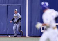 ８回、辻本の打球を三塁打にする森下（撮影・田中太一）