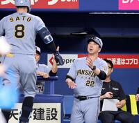 １回、右越えソロを放った佐藤輝（８）とタッチを交わす藤川監督