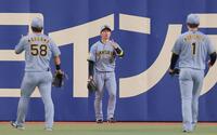 ６回、細川の飛球を好捕し外野陣に声をかける近本（中央）＝撮影・西田忠信
