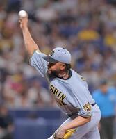 ９回から登板するドリス（撮影・西田忠信）