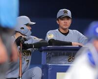 ９回、代打を送られベンチから試合を見つめる高橋（右）＝撮影・西田忠信