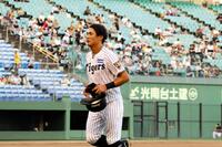 自身の適時打などで３点を取った初回の攻撃を終え、ベンチに戻る西純
