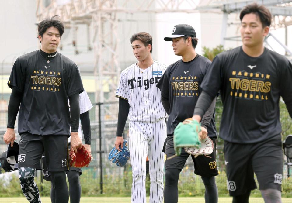 　才木、高橋ら先発陣と調整する今朝丸