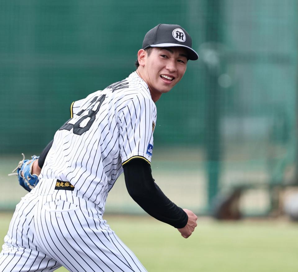 ノックを受け二塁へ送球する今朝丸（撮影・田中太一）