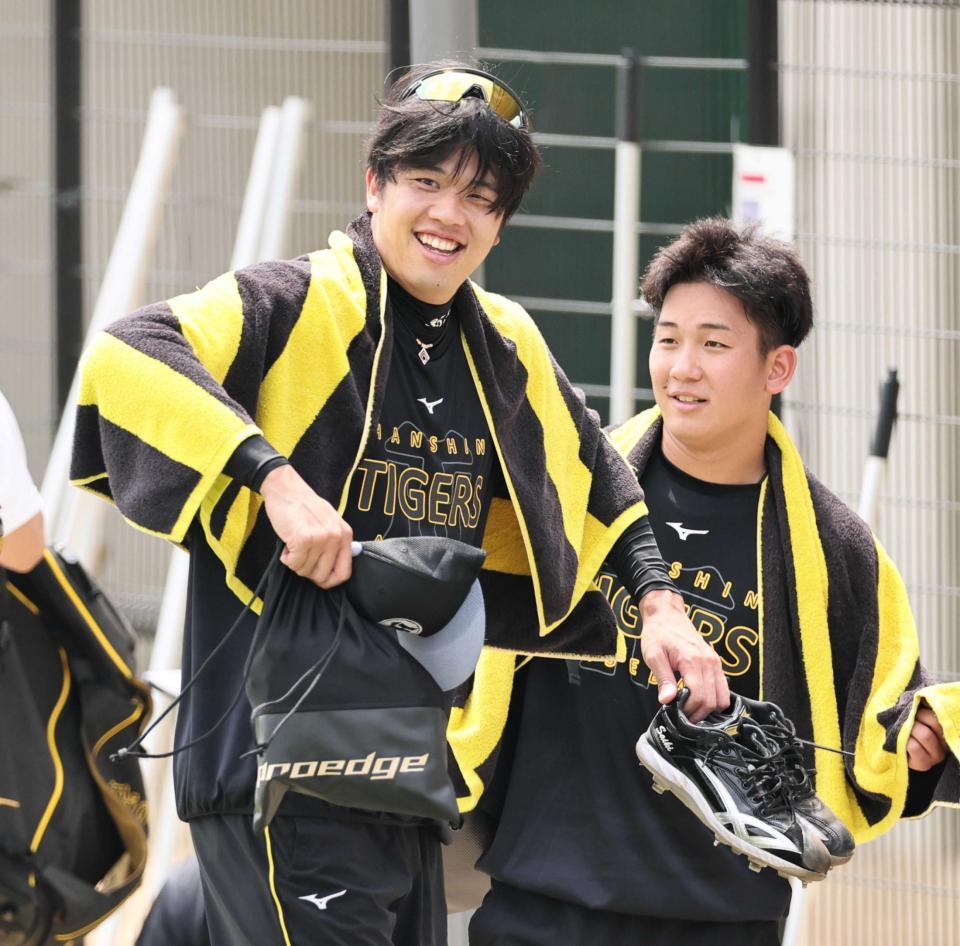　練習の合間、笑顔を見せる才木。右は伊原