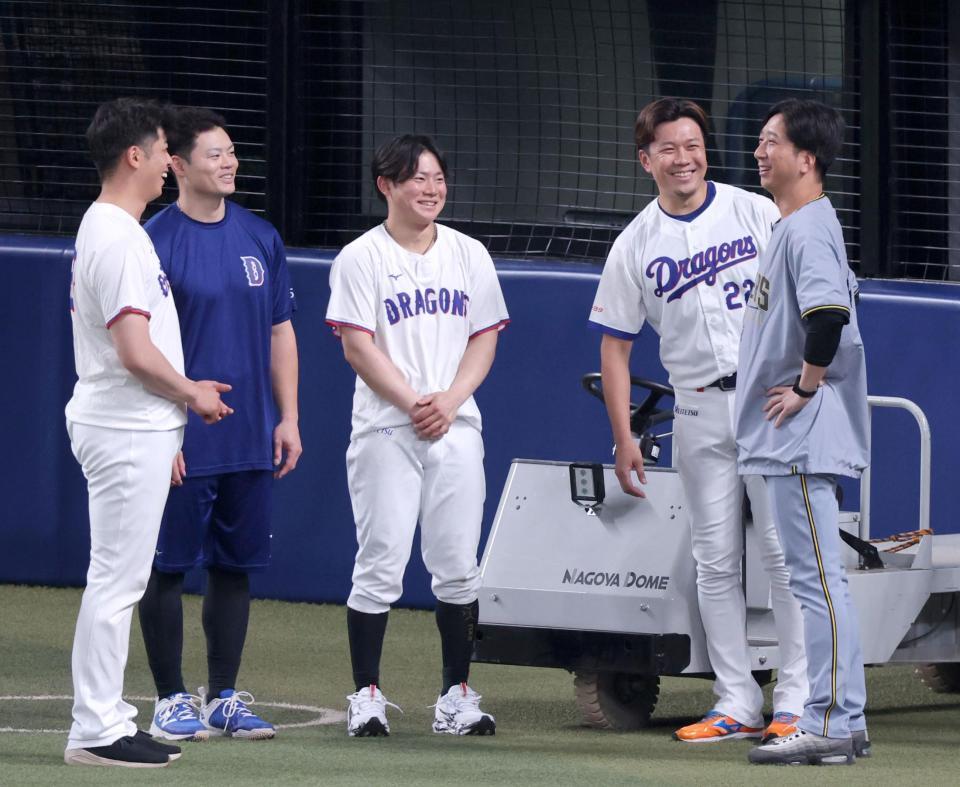 球宴に出場する（左から）松山、細川、村松、大野にあいさつされ笑顔を見せる藤川監督（撮影・立川洋一郎）