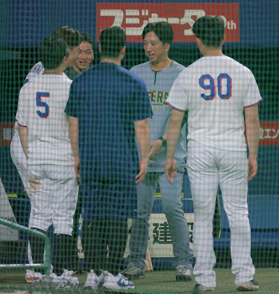 オールスターに選出された中日の選手らとあいさつをする藤川監督（右から２人目）＝撮影・西田忠信