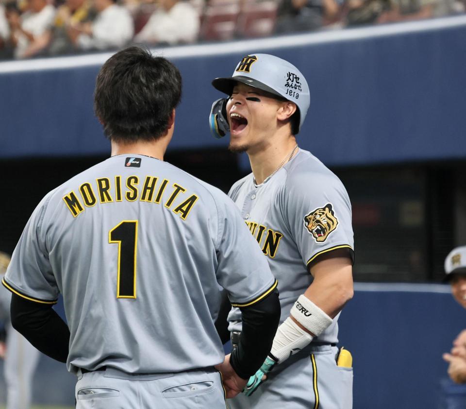 １回、ソロを放った佐藤輝は森下に迎えられ雄たけびをあげる（撮影・田中太一）