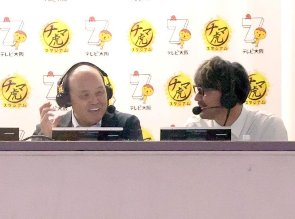 実況席からゲームを観戦する岡田オーナー付顧問（左）＝撮影・立川洋一郎