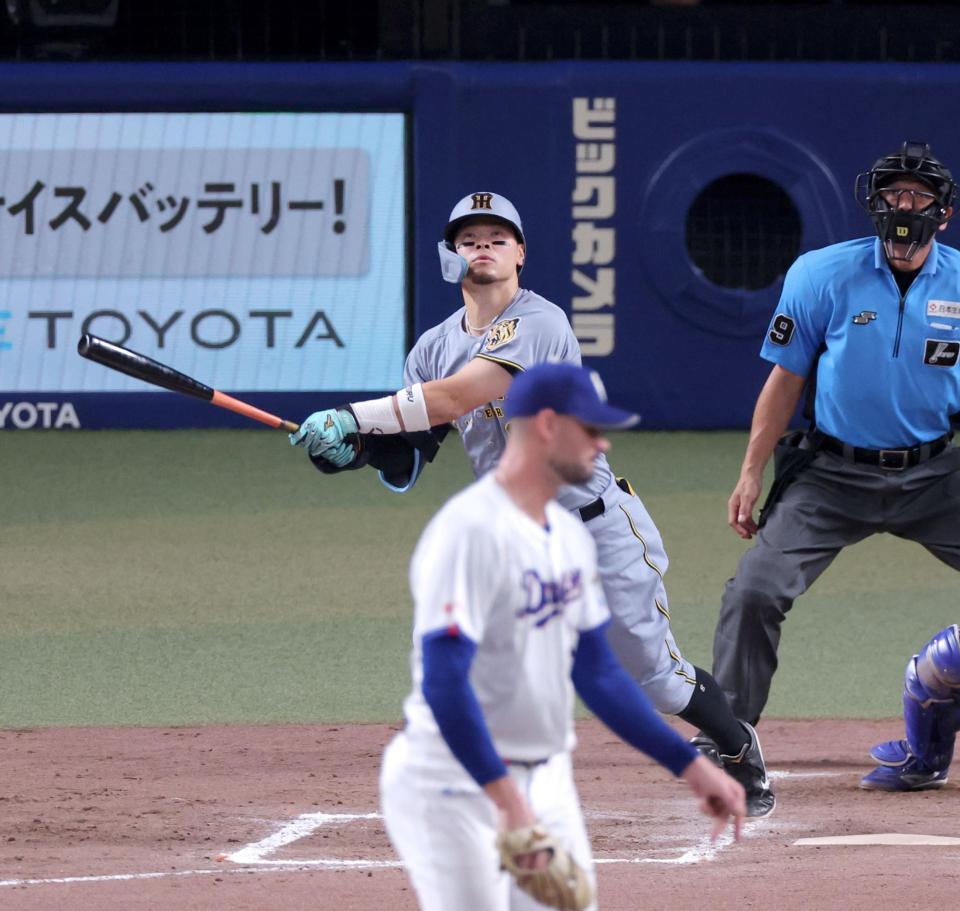 ８回、センターバックスクリーンへ３ランを放つ佐藤輝（撮影・立川洋一郎）