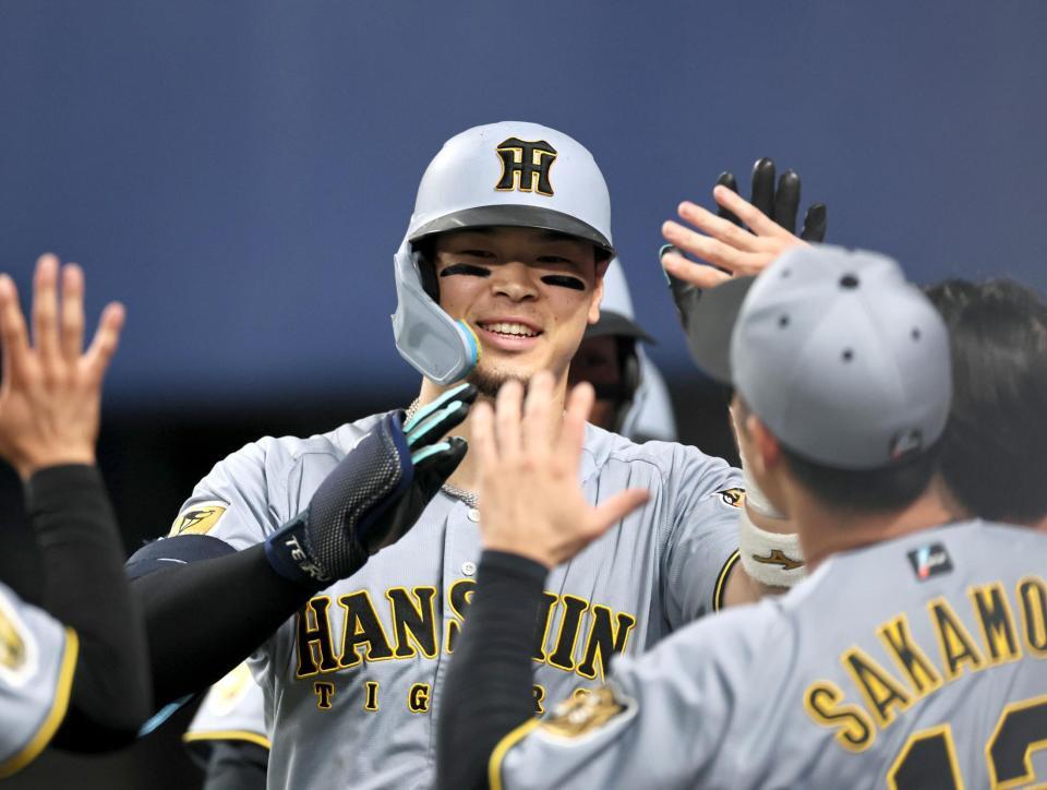 ８回、３ランを放った佐藤輝はナインに迎えられる（撮影・田中太一）