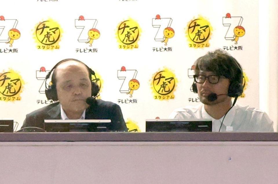 実況席からゲームを観戦する岡田オーナー付顧問（左）＝撮影・立川洋一郎