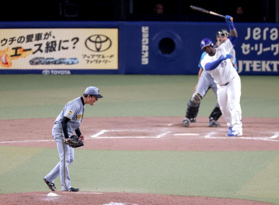 ８回、サノーを空振り三振に仕留め雄たけびを上げる高橋（撮影・立川洋一郎）