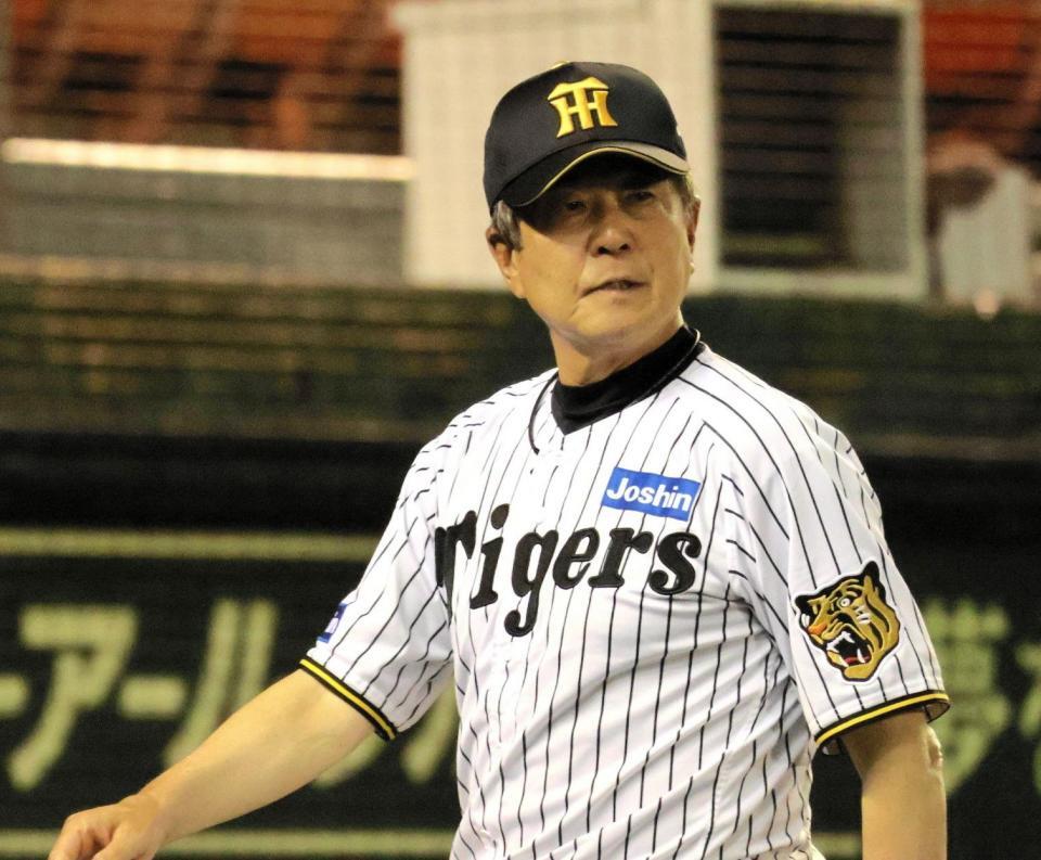 選手交代を告げ、ベンチに戻る平田２軍監督