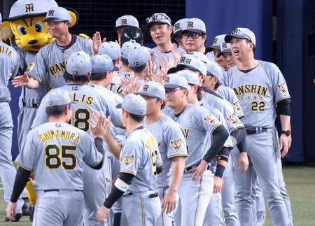 ナインと勝利のタッチを交わす藤川監督（右端）＝撮影・立川洋一郎