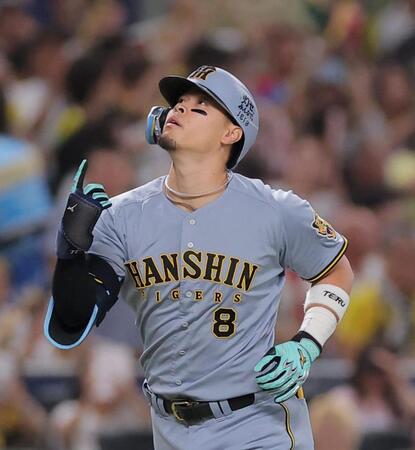 ２回、ソロを放ちダイヤモンドを一周する佐藤輝（撮影・西田忠信）