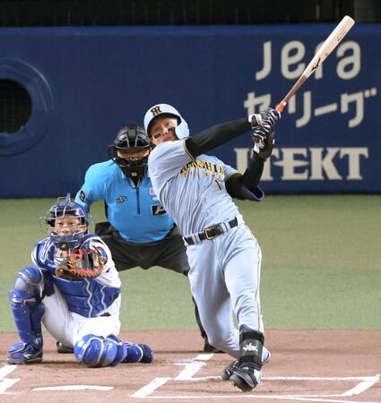 １回、右中間スタンドへ先制ソロを放つ（撮影・立川洋一郎）