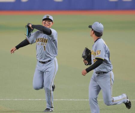 初回を投げ終えた高橋（右）と笑顔でベンチに戻る森下（撮影・西田忠信）