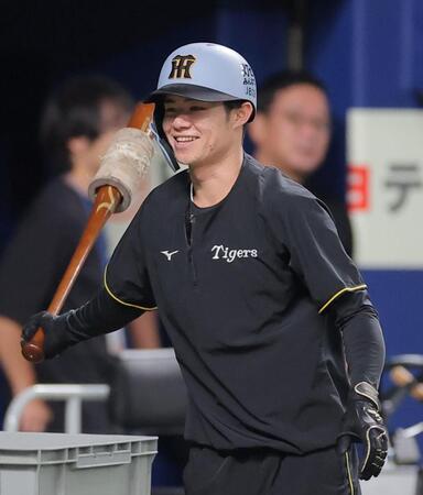 打撃練習の合間に笑顔を見せる中野（撮影・西田忠信）