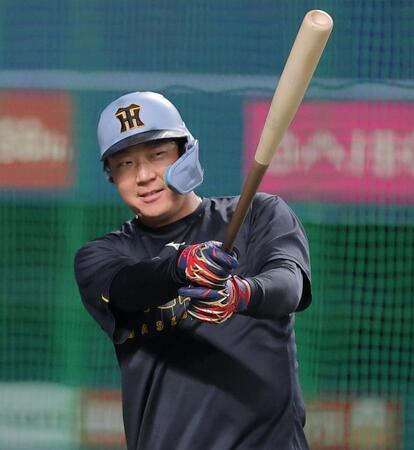 明るい表情で素振りをする大山（撮影・西田忠信）