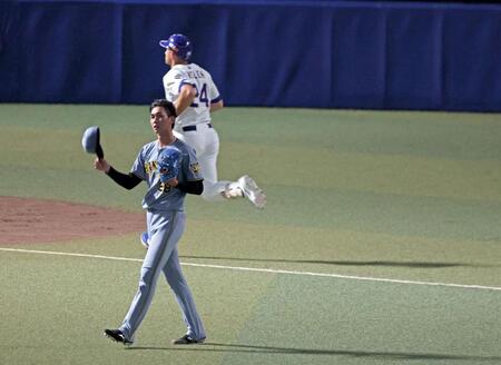 ４回、ボスラーに２ランを浴び、勝ち越しを許す今朝丸（撮影・立川洋一郎）