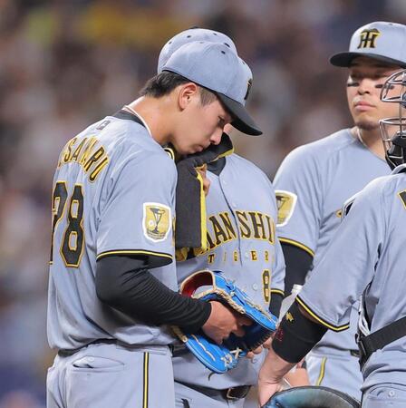 ３回、マウンドで汗をぬぐう今朝丸（撮影・西田忠信）