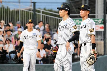 ３回、山川に満塁本塁打を浴び、この回１２失点目を喫した茨木（中央）はマウンドに立ち尽くす