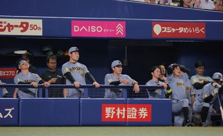 ９回、前川が二ゴロに倒れ試合終了。がっくりの森下（左）ら阪神ナイン（撮影・西田忠信）