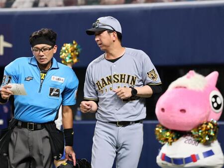 ７回、投手交代を告げる藤川監督（撮影・田中太一）