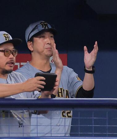 ８回、高寺が押し出し四球を選び手をたたく藤川監督（撮影・西田忠信）