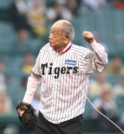 甲子園で始球式を行う江夏豊氏（撮影・北村雅宏）＝２０２５年４月