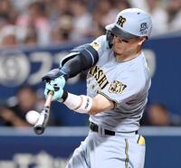　８回、３ランを放つ佐藤輝（撮影・田中太一）