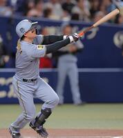１回、先制ソロを放つ森下（撮影・西田忠信）