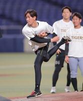 マウンドを確認する今朝丸（撮影・西田忠信）