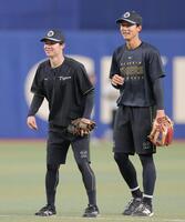 二塁で守備練習をする中野（左）と小幡（撮影・西田忠信）