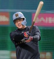 明るい表情で素振りをする大山（撮影・西田忠信）