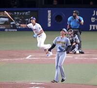 ４回、ボスラーに勝ち越し２ランを浴びる今朝丸（撮影・立川洋一郎）