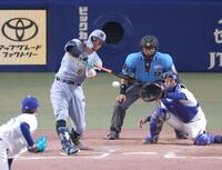８回、右前へ適時打を放つ佐藤輝（撮影・立川洋一郎）