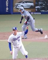 ９回、ピッチャー強襲の安打を放つ大山（撮影・立川洋一郎）