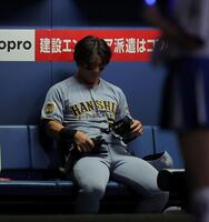 ９回、最後の打者になりベンチで肩を落とす前川（撮影・西田忠信）