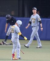 ８回表が終了し、選手交代を告げに向かう藤川監督。手前は空振り三振に倒れた代打・嶋村（撮影・立川洋一郎）