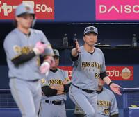 ７回、代打に浜田を告げる藤川監督（撮影・西田忠信）